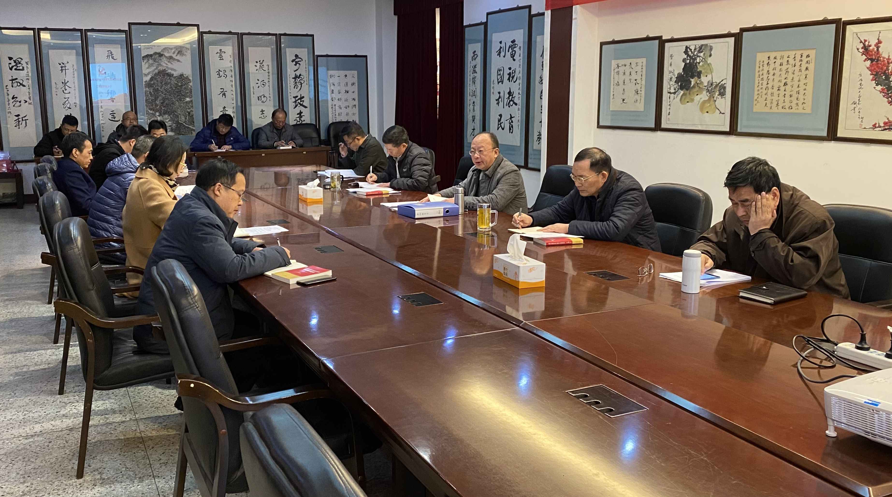 我校党委理论学习中心组专题学习十五届五中全会精神
