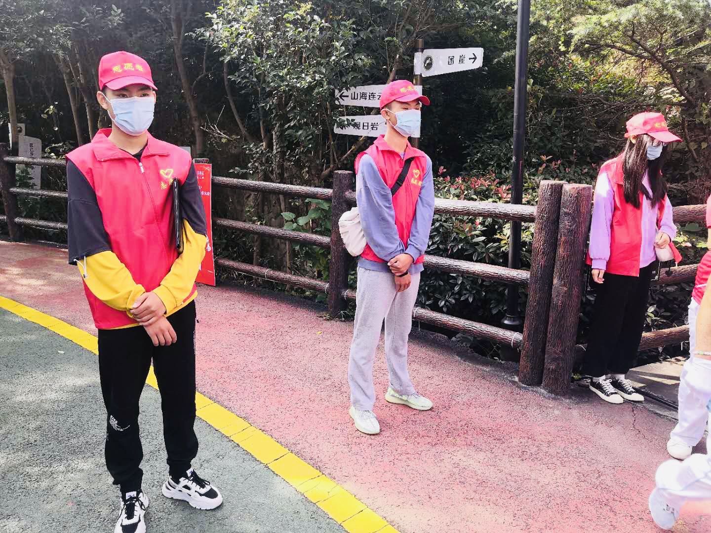 我校志愿者参加“上城•山海居杯”金秋徒步行活动