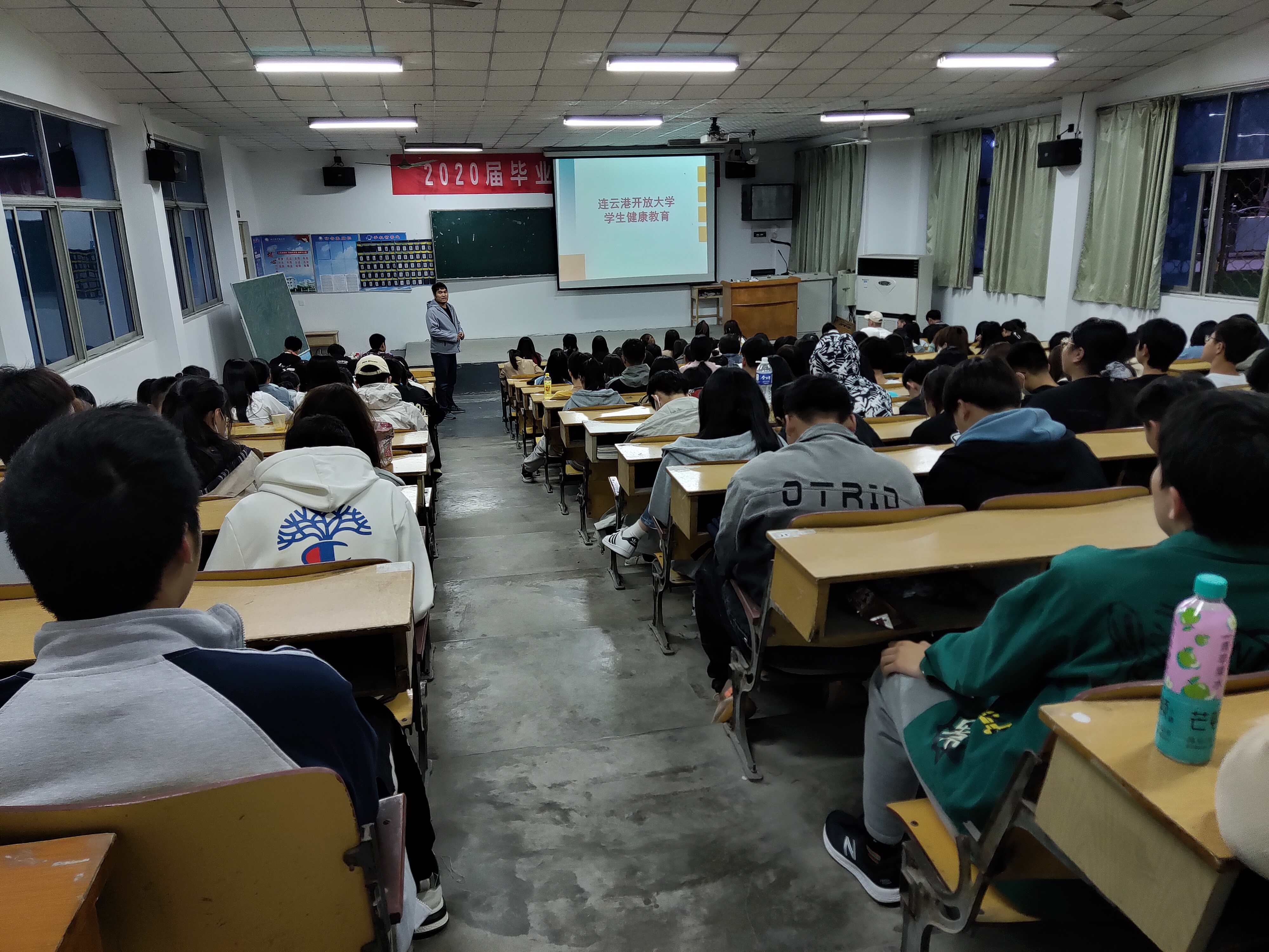 我校学工处开展学生健康与安全教育专项讲座