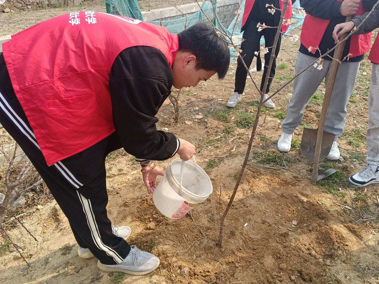 连云港开放大学学子开展“学习雷锋精神 争做护绿使者”活动