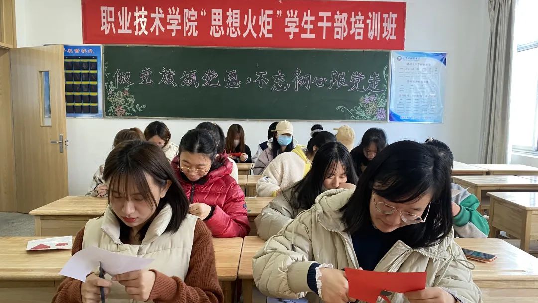 职业技术学院开展“做党旗颂党恩，不忘初心跟党走” “三八”妇女节活动