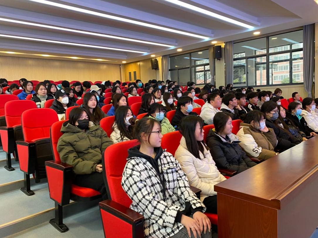人文经贸学院举办“沿着总书记指引方向奋勇前进、在高质量发展上继续走在前列” 讲座