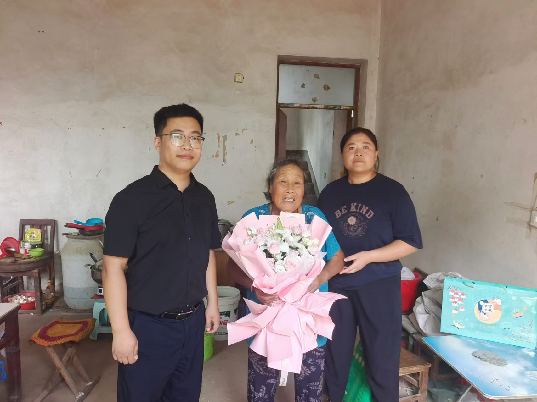 我校走访慰问结对帮扶村困难退休教师