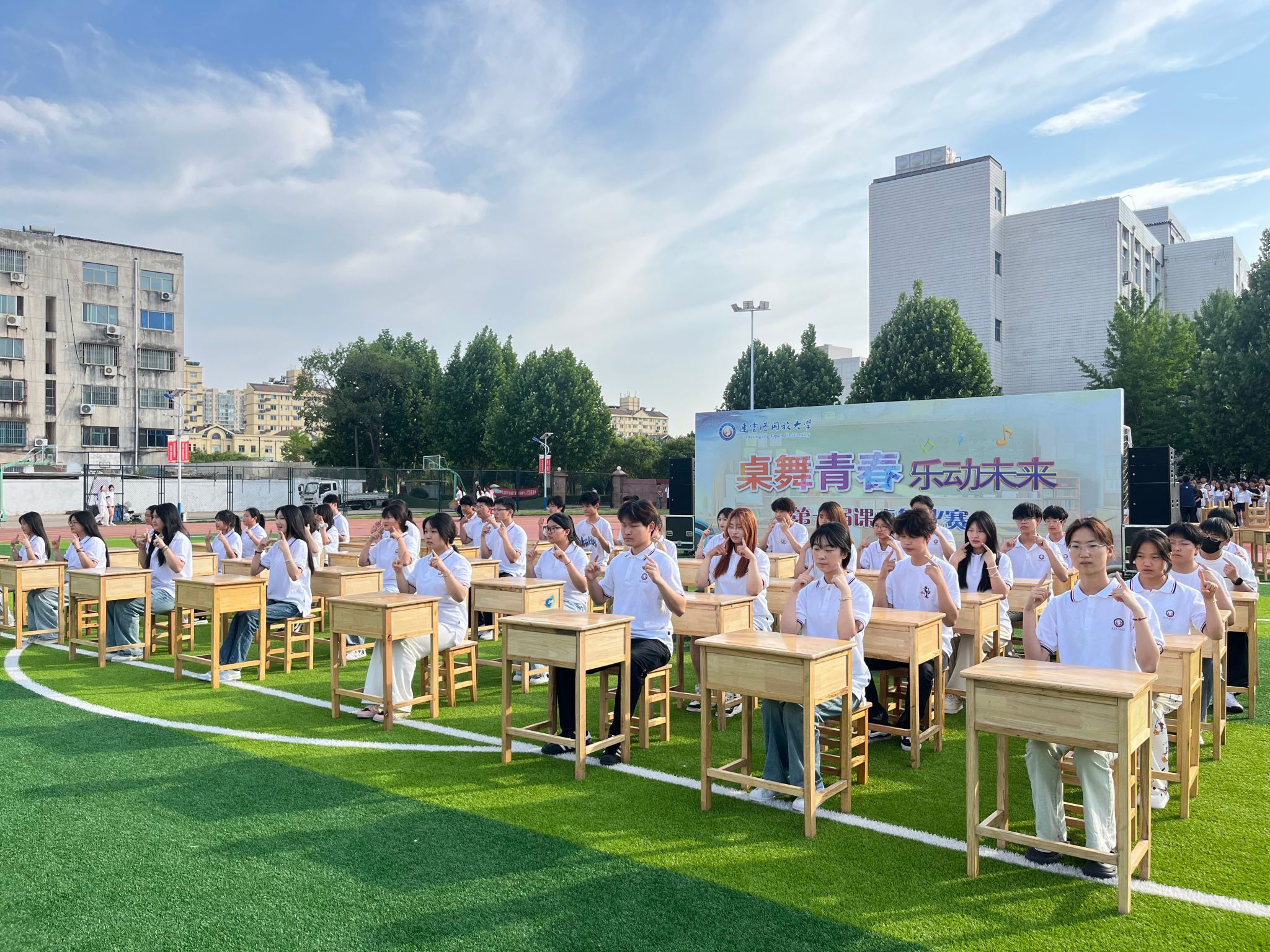 青春韵律燃爆夏日！开大课桌舞与苏超激情同频共振