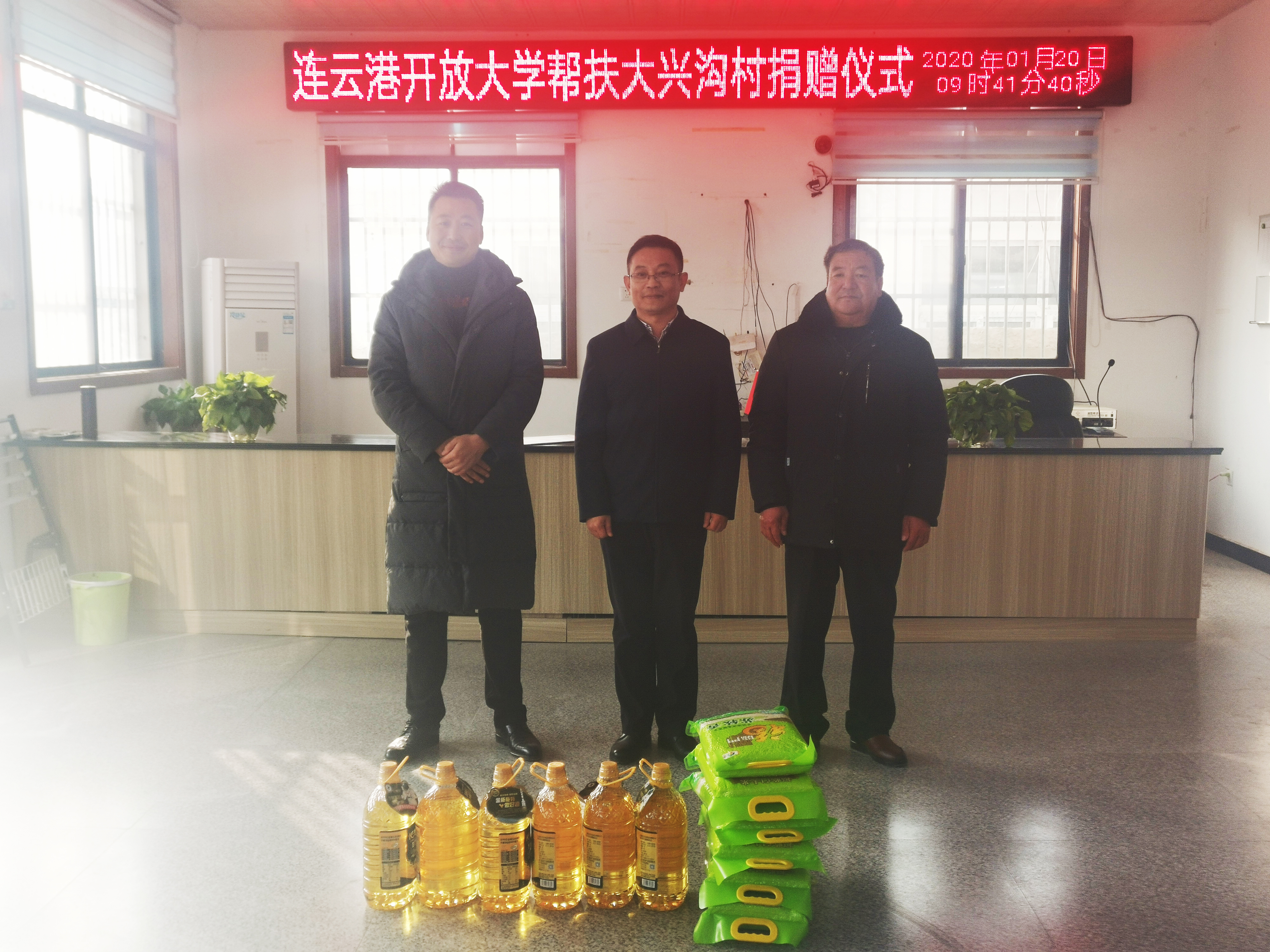 走访慰问贫困户 真情关怀暖民心