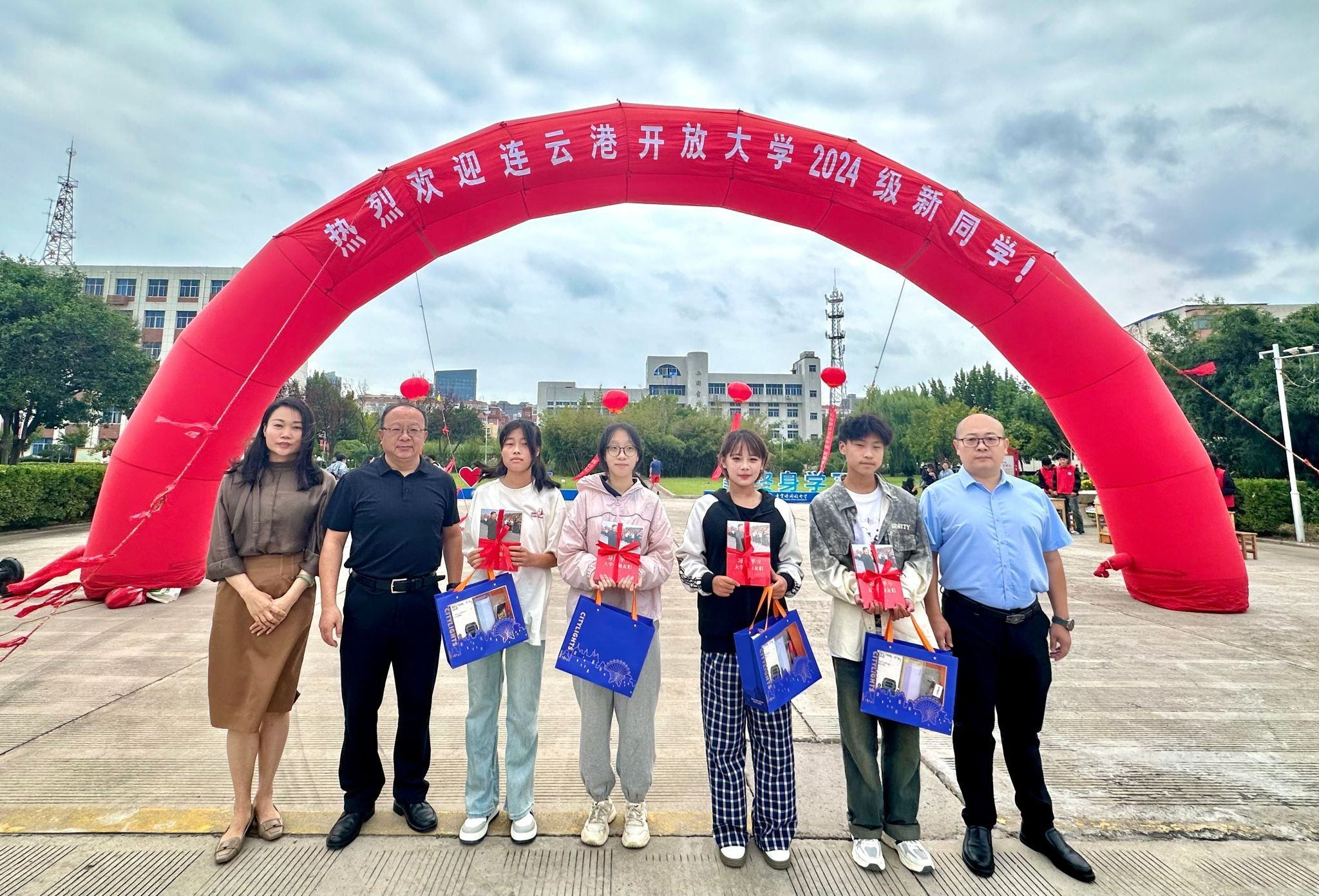 以“心”迎新，一键开学|直击2024级新生报到现场