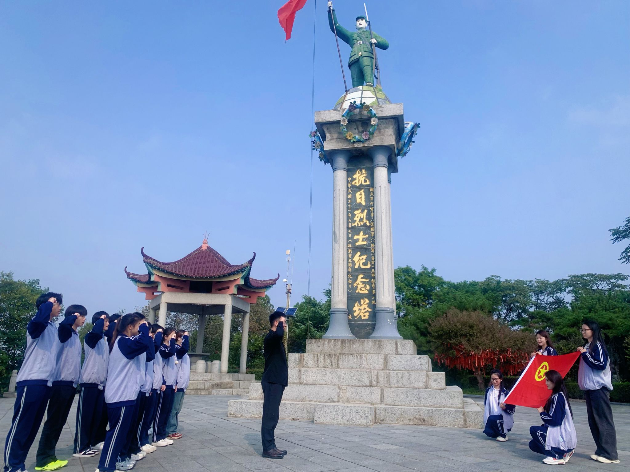 连云港开放大学组织开展“缅怀先烈 忆峥嵘岁月 爱满金秋 悟重阳敬老”红色研学活动