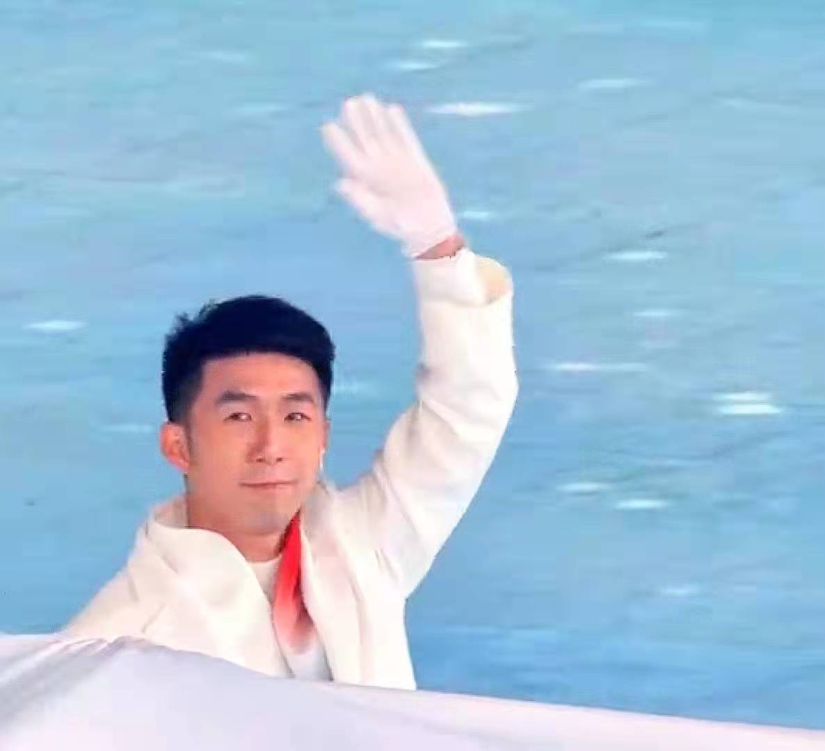 连云港开放大学学子担任开幕式护旗手