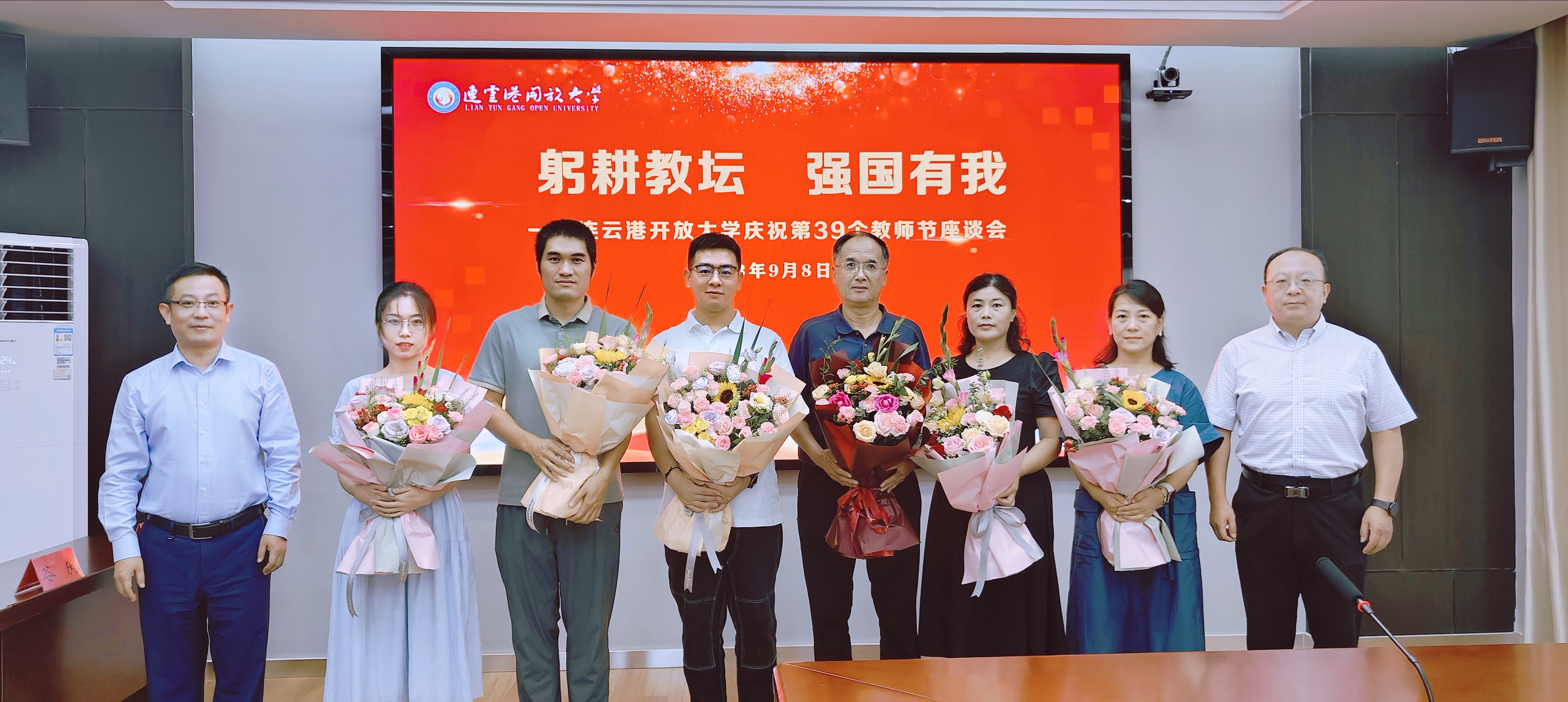 我校召开第39个教师节座谈会暨“青蓝工程-2023”师徒结对仪式